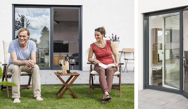 2 Bilder neheneinander. Rechts ist eine junge Frau mit Baby auf den Arm und läuft durch eine Fliegengitter Drehtür. Links sitzt ein junges Paar auf Stühlen im Garten. Im Hintergrund ist eine geöffnete Tür und dafür eine Fliegengittertür welche den Innenraum vor Insekten schützt.