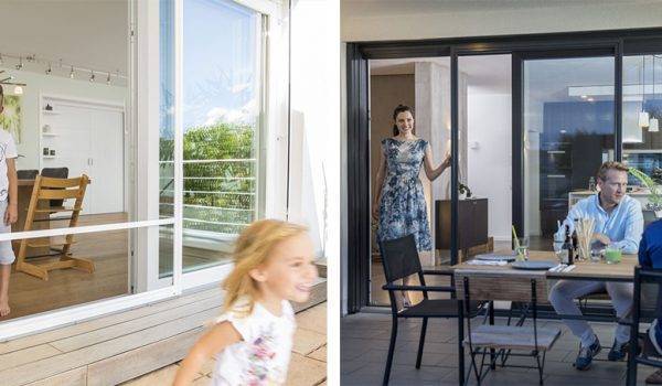 2 Bilder nebeneinander. rechts sitzen Freunde am Tisch auf der Terrasse. Eine Frau kommt von innen auf die Terrasse und öffnet dabei die Schiebeanlage mit Fliegengitter. Links stehen 2 Buben innen vor der Schiebeanlage und ein Mädchen läuft aussen von der Schiebetür weg.