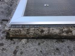 Bild zeigt die Abdichtung der Lichtschachtabdeckung nach unten auf den Betonrand mit Bürstendichtungen