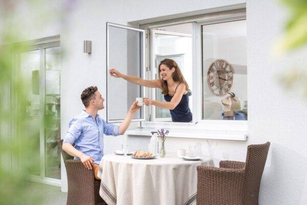 Frau öffnet Pendelfenster