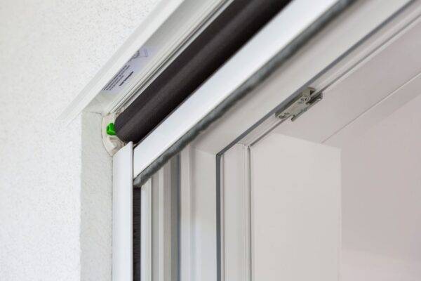 Neher Insektenschutzrollo offen mit sichtbarer Geweberolle