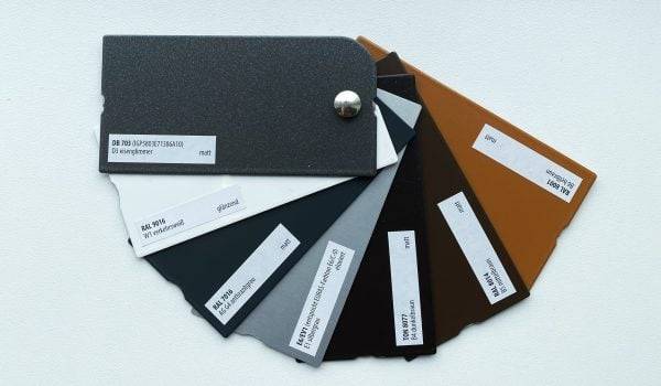 Fächer aus Metallplatten mit den Standard Profilfarben der Insektenschutzgitter in Braun, Hellbraun, Dunkelbraun, Silber, Anthrazitgrau, Weiss und Eisenglimmer